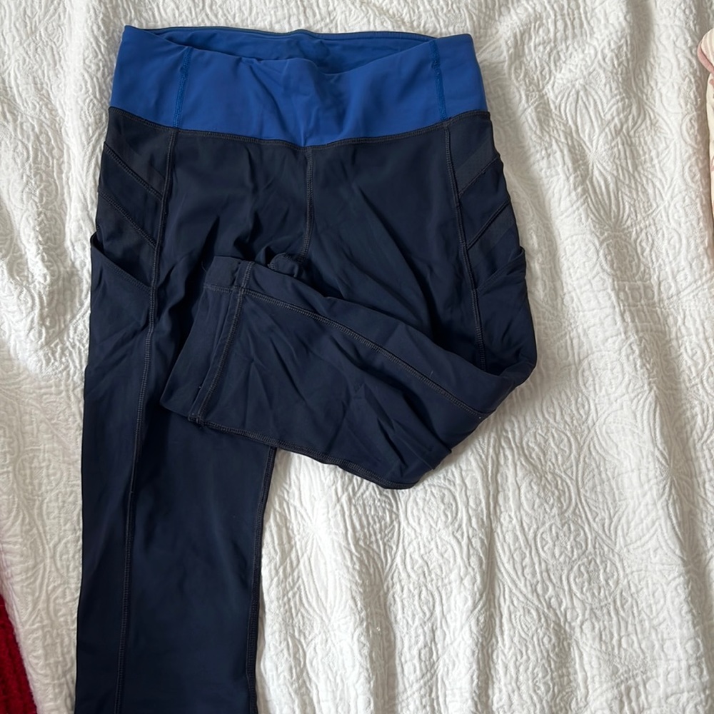 Lululemon leggings quarter leg size 6 in blue and dark blue with back zipper